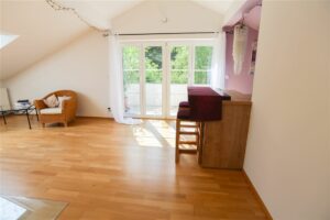 Wohnzimmer mit Balkon