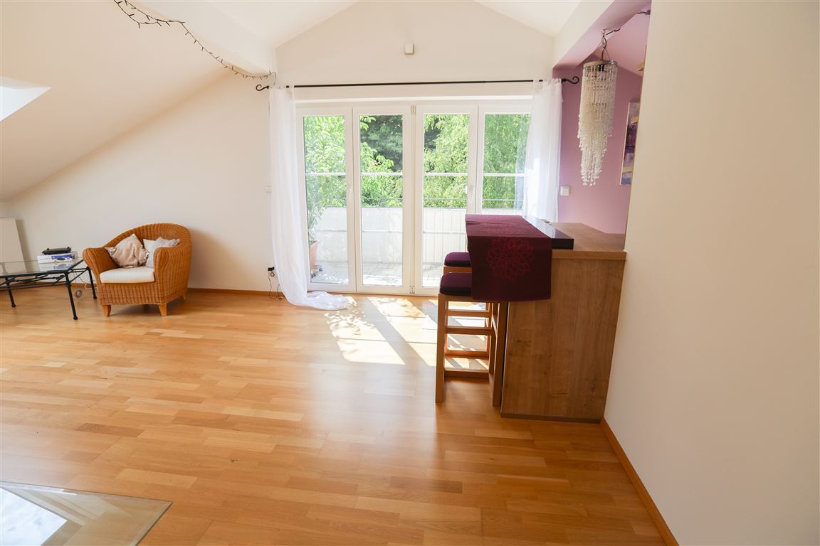 Wohnzimmer mit Balkon