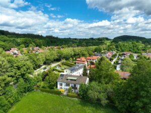 Blick auf  Haus und Umgebung