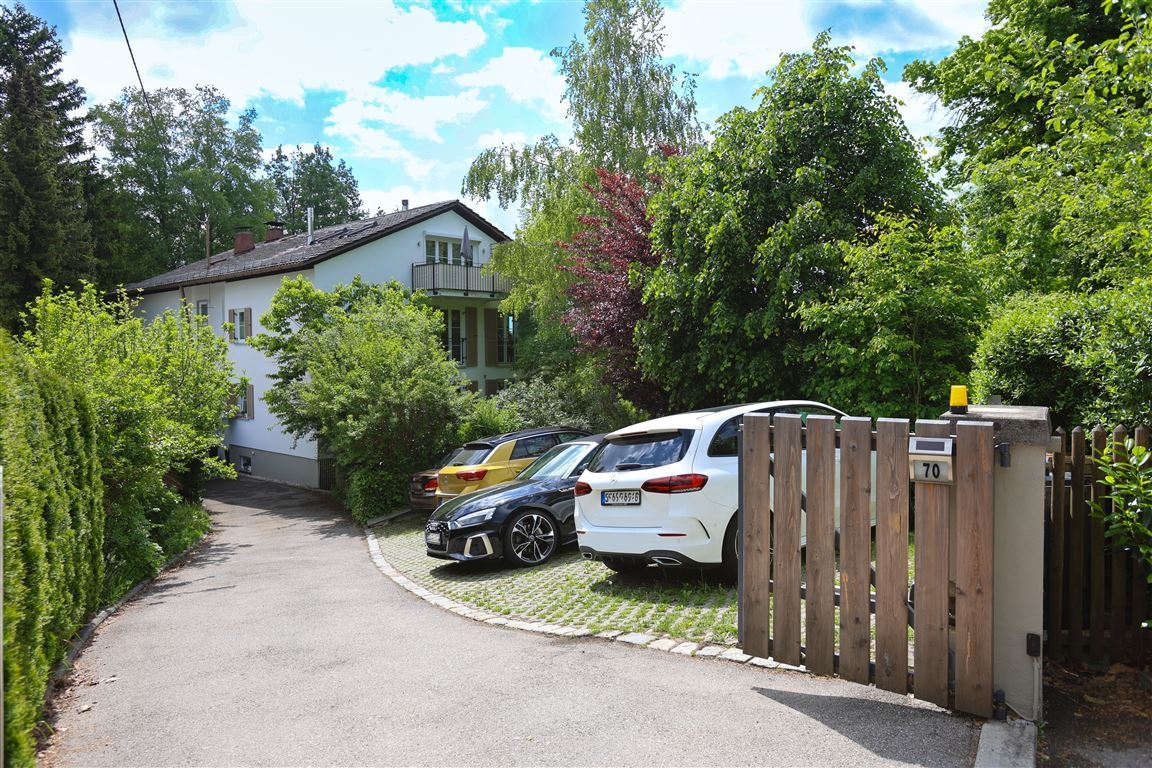 Einfahrt mit Stellplatz