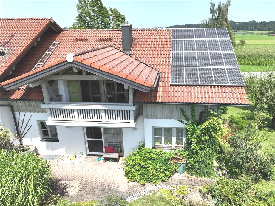 Hausansicht mit Terrasse