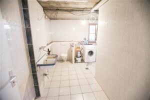 Waschraum mit Anschlüssen, WC  und Dusche