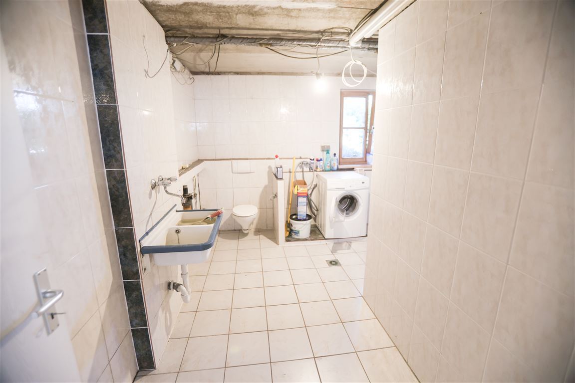 Waschraum mit Anschlüssen, WC  und Dusche