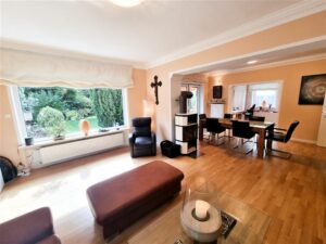 Wohnzi. 1 gr. Fenstern EG