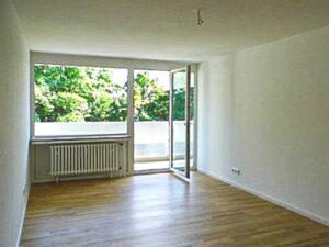 Wohnzimmer mit Balkon