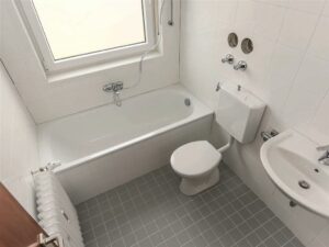 Bad mit Wanne-andere Bodenfliesen