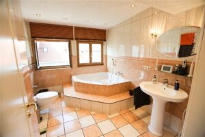 Bad mit Eck-Wanne 2 OG
