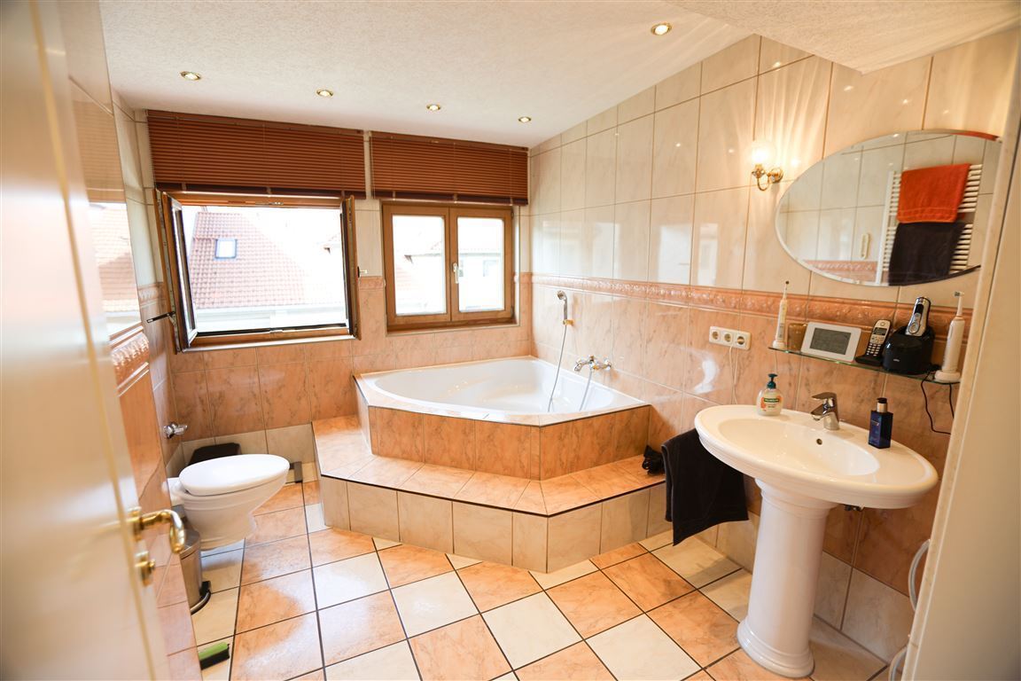 Bad mit Eck-Wanne 2 OG