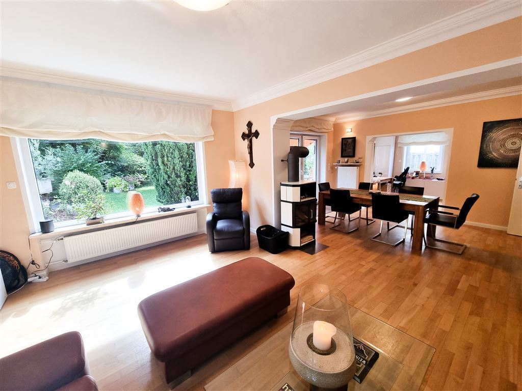 Wohnzi. 1 gr. Fenstern EG