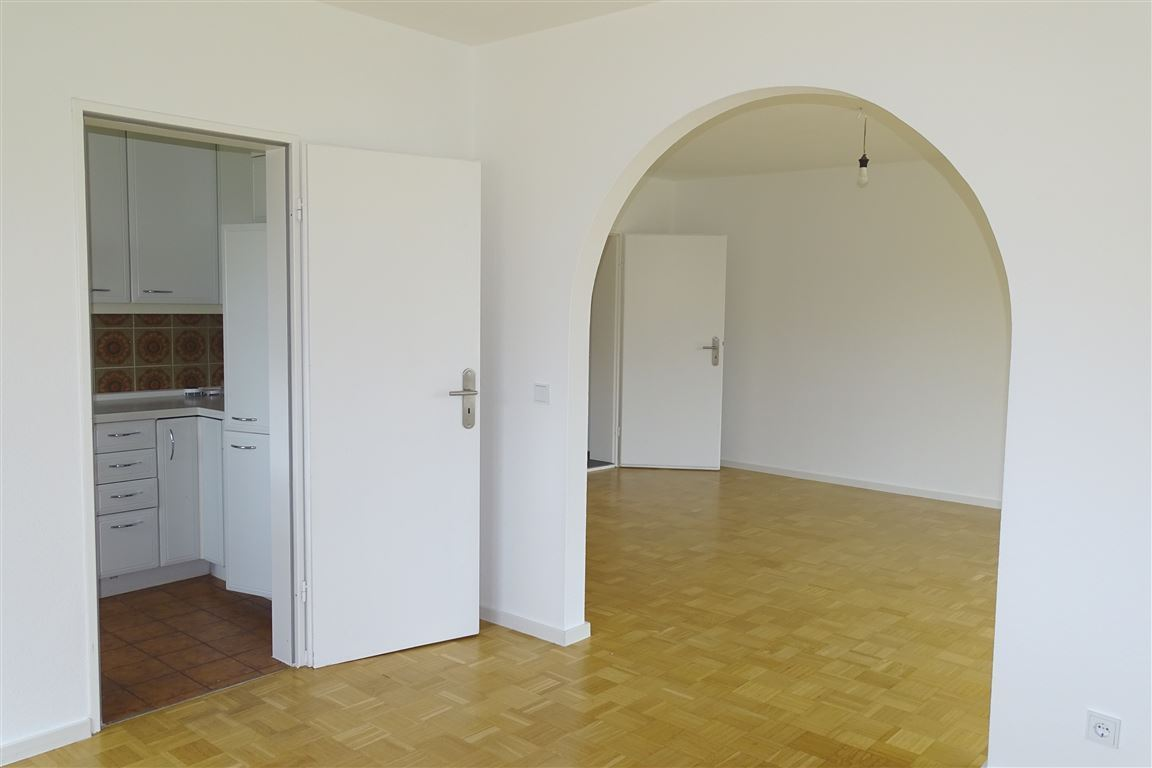 Blick in Küche + Wohnzi.
