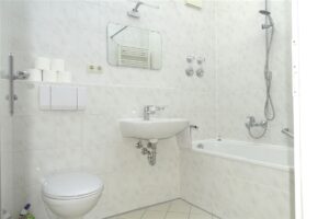 helles Bad mit Wanne