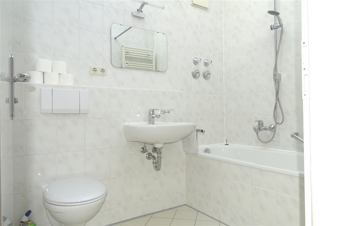 helles Bad mit Wanne