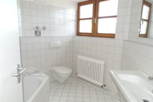 Bad mit Wanne und Fenster