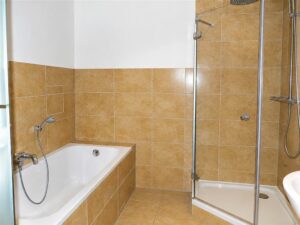 Bad Wanne u. Dusche