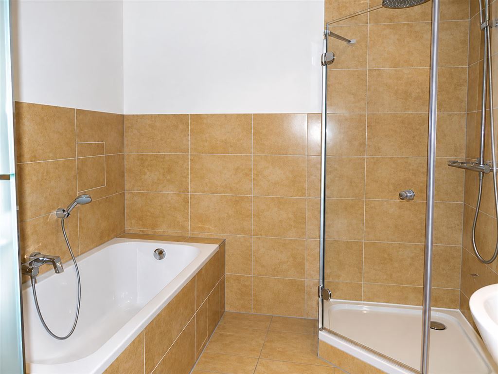 Bad Wanne u. Dusche