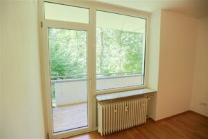 Wohnzimmer mit Balkon