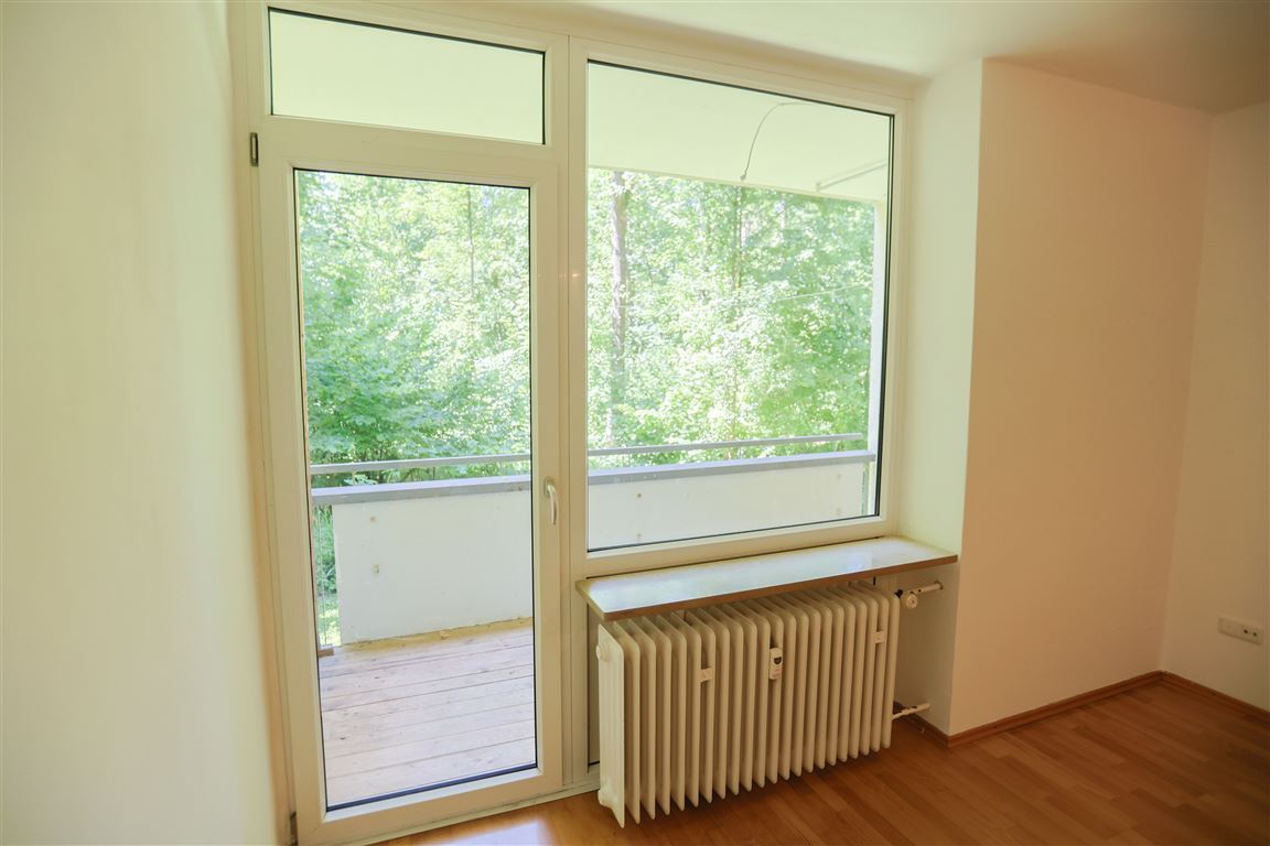 Wohnzimmer mit Balkon