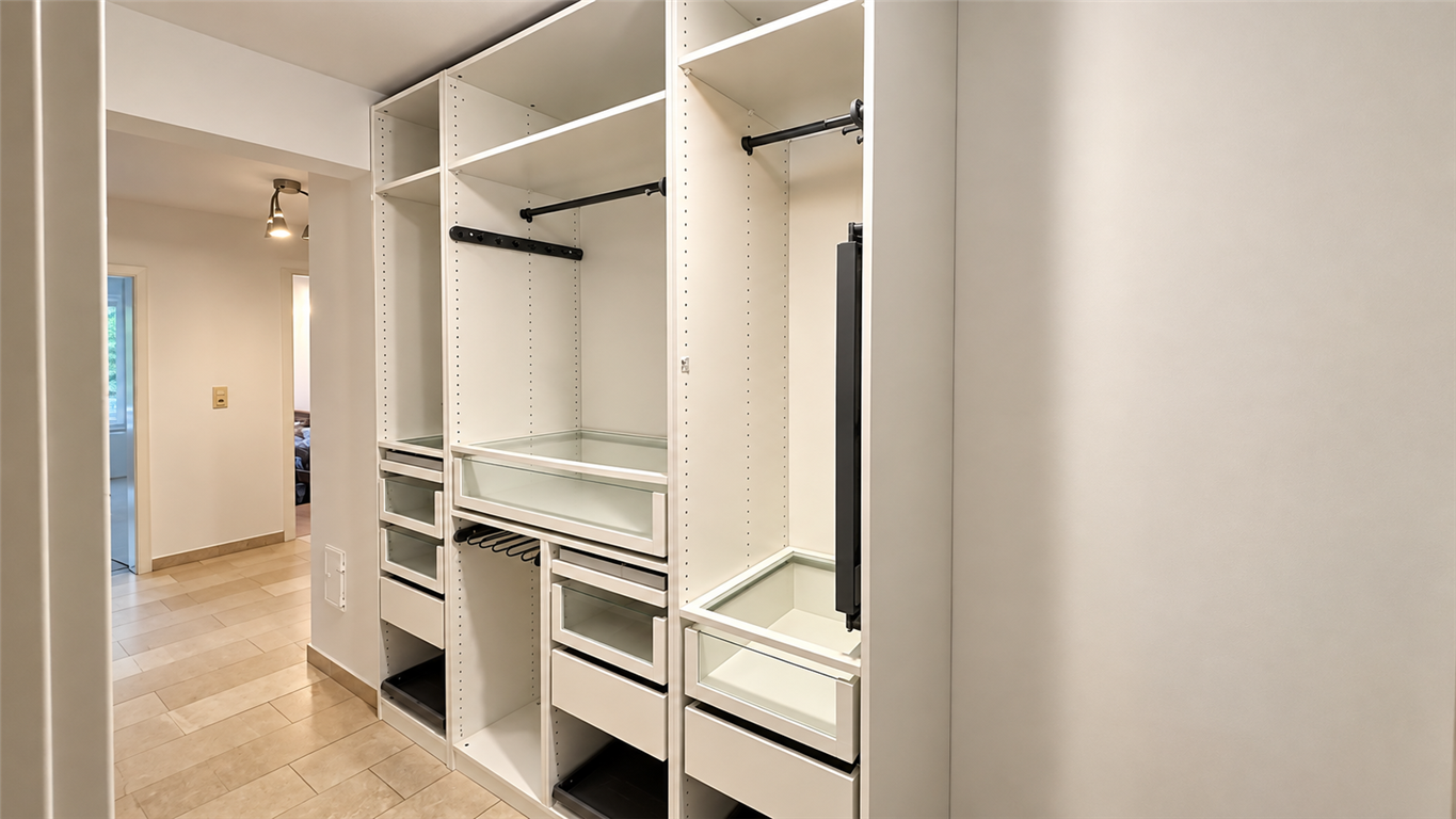 Blick von Flur EG + Einbauschrank