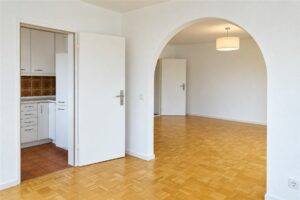 Blick in Küche + Wohnzi.