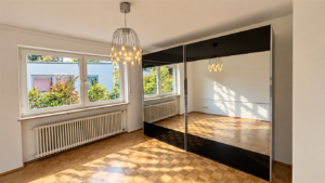 Schlafzimmer  mit Schrank OG