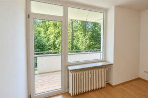 Wohnzimmer mit Balkon