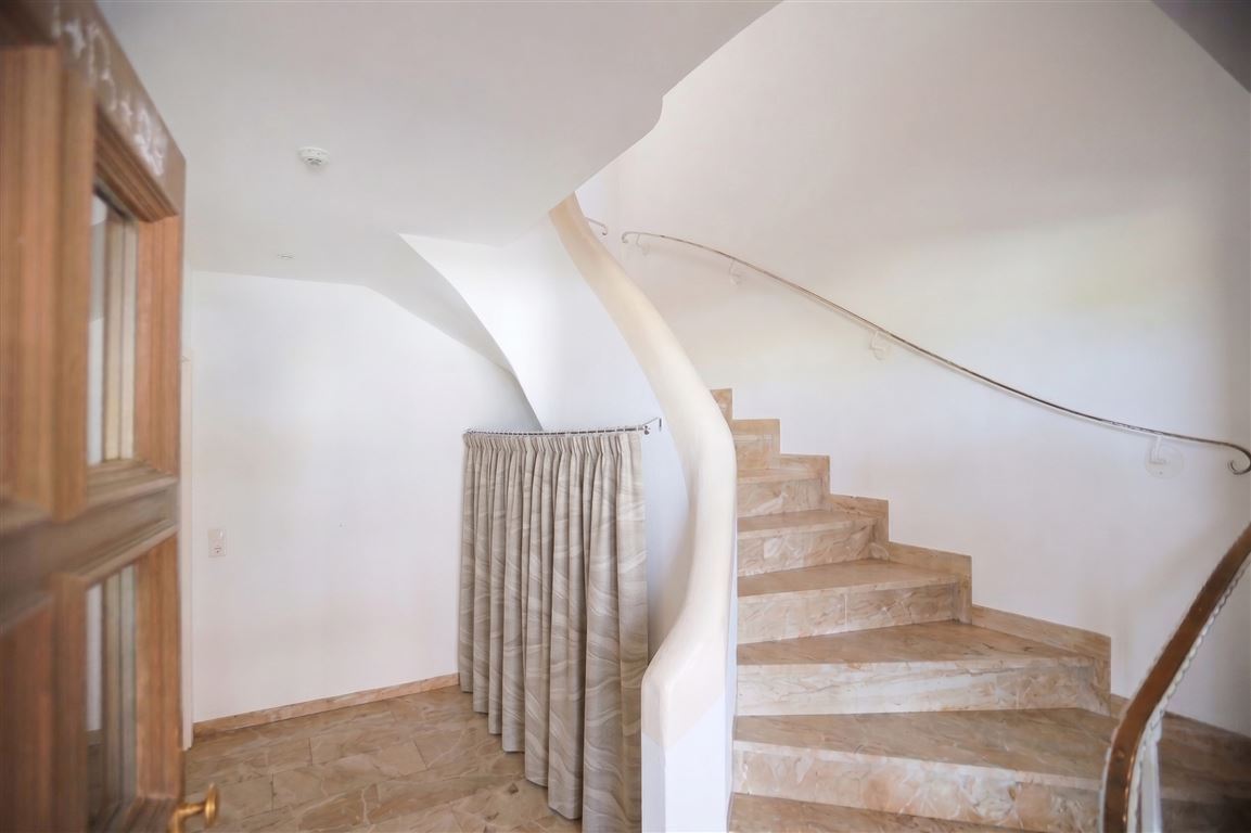 Gewerbeobjekt-Hofheim-Spatzenhausen-Eingang-Treppe