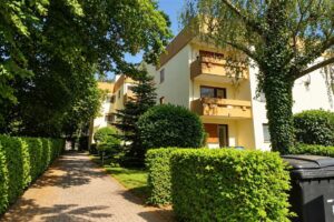 Haus und Zuweg