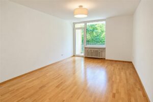 Wohnzimmer mit Balkon
