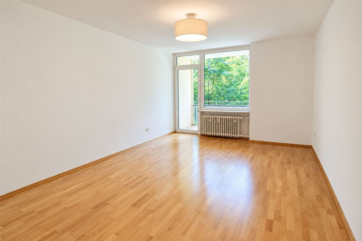 Wohnzimmer mit Balkon