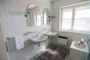 Gewerbeobjekt-Hofheim-Spatzenhausen-Badezimmer